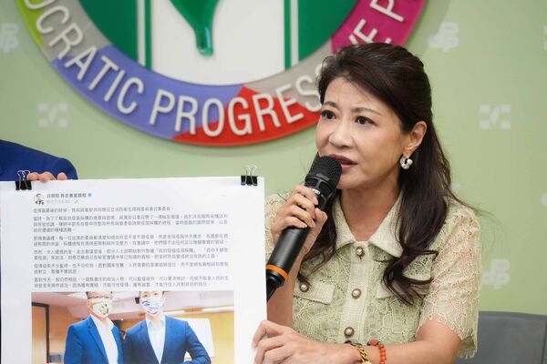 ▲▼民進黨發言人吳崢、林楚茵、南投縣長參選人温世政召開「防疫跑斷腿 藍白扯後腿」記者會。（圖／民進黨提供）