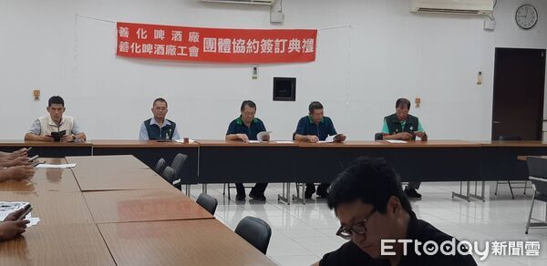 ▲台灣菸酒股份有限公司善化啤酒廠與企業工會歷經多年協商，10日正式簽訂團體協約。（記者林東良翻攝，下同）