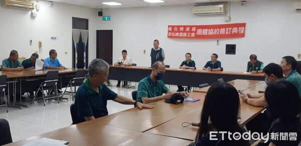 ▲台灣菸酒股份有限公司善化啤酒廠與企業工會歷經多年協商，10日正式簽訂團體協約。（記者林東良翻攝，下同）