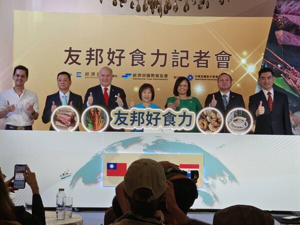 ▲經濟部政務次長江文若與友邦大使與進口商、餐飲品牌及通路商貴賓合影。（圖／記者張佩芬攝）
