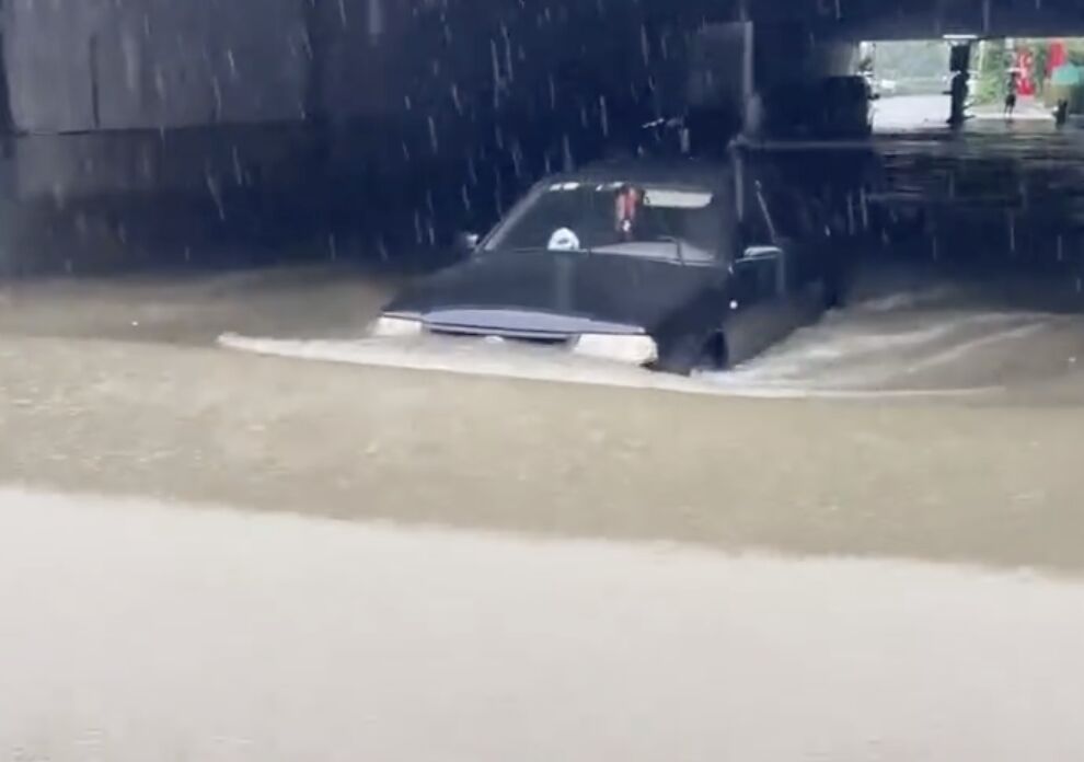 ▲白海豚颱風帶給江蘇無錫瞬時強降雨，市內迅速淹水。（圖／翻攝微博）