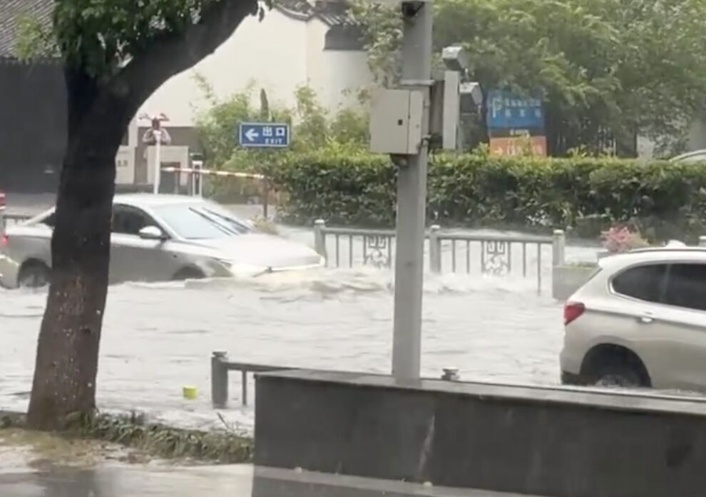 ▲白海豚颱風帶給江蘇無錫瞬時強降雨，市內迅速淹水。（圖／翻攝微博）