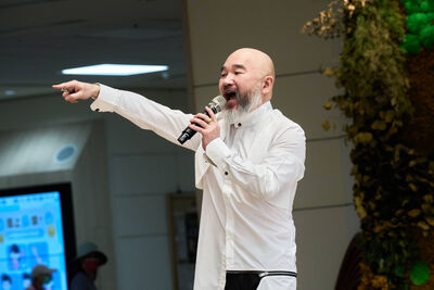 獨/陳美鳳一句話辛龍義無反顧登台 穿白袍被誤認是醫師大夥笑翻