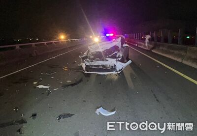 變換車道出事！小客車台66線追撞大貨車　車頭凹陷零件散落一地