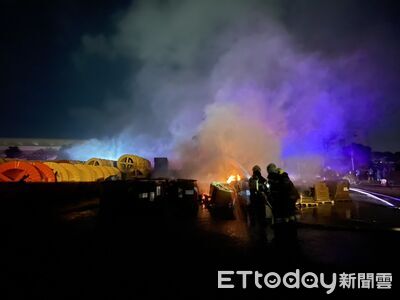 高雄上市電纜公司暗夜火警!廠房外空地濃煙狂竄 警消馳援灌救