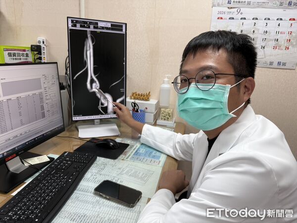 ▲神經外科醫師陳奕安指出顱內動脈瘤栓塞處。（圖／衛福部南投醫院提供，下同）