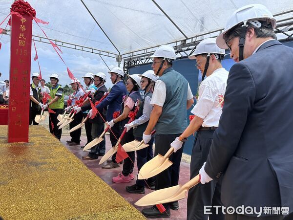 ▲農業部次長黃昭欽主持台南市南瀛養殖生產協會第2期漁電共生場域動工典禮。（記者林東良翻攝，下同）