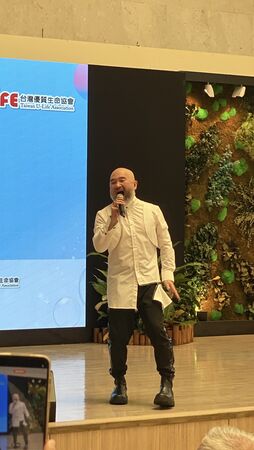 ▲辛龍穿白襯衫在醫院內急速行走，被以為是院內醫師。（圖／辛龍提供）