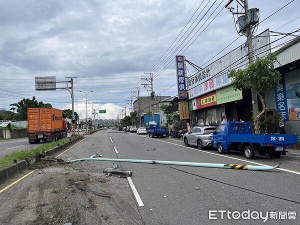 ▲桃園龜山發生曳引車衝對向車道撞車事故，肇事兩男擅離現場至超商被逮後竟互相推託不認開車，警方依法移送偵辦。（圖／記者楊熾興翻攝）