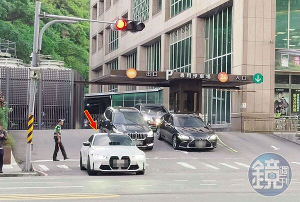 7月31日18:08下班一台車，高樹國駕駛白色BMW，載許德箴離開宏碁大樓。