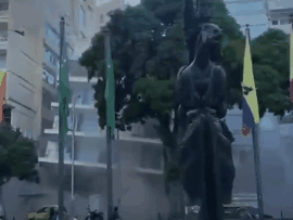 ▲▼哥倫比亞規模7.4強震，佩雷拉市（Pereira）玻利瓦廣場（Bolivar Plaza）一棟建築物轟然崩塌。（圖／翻攝X）