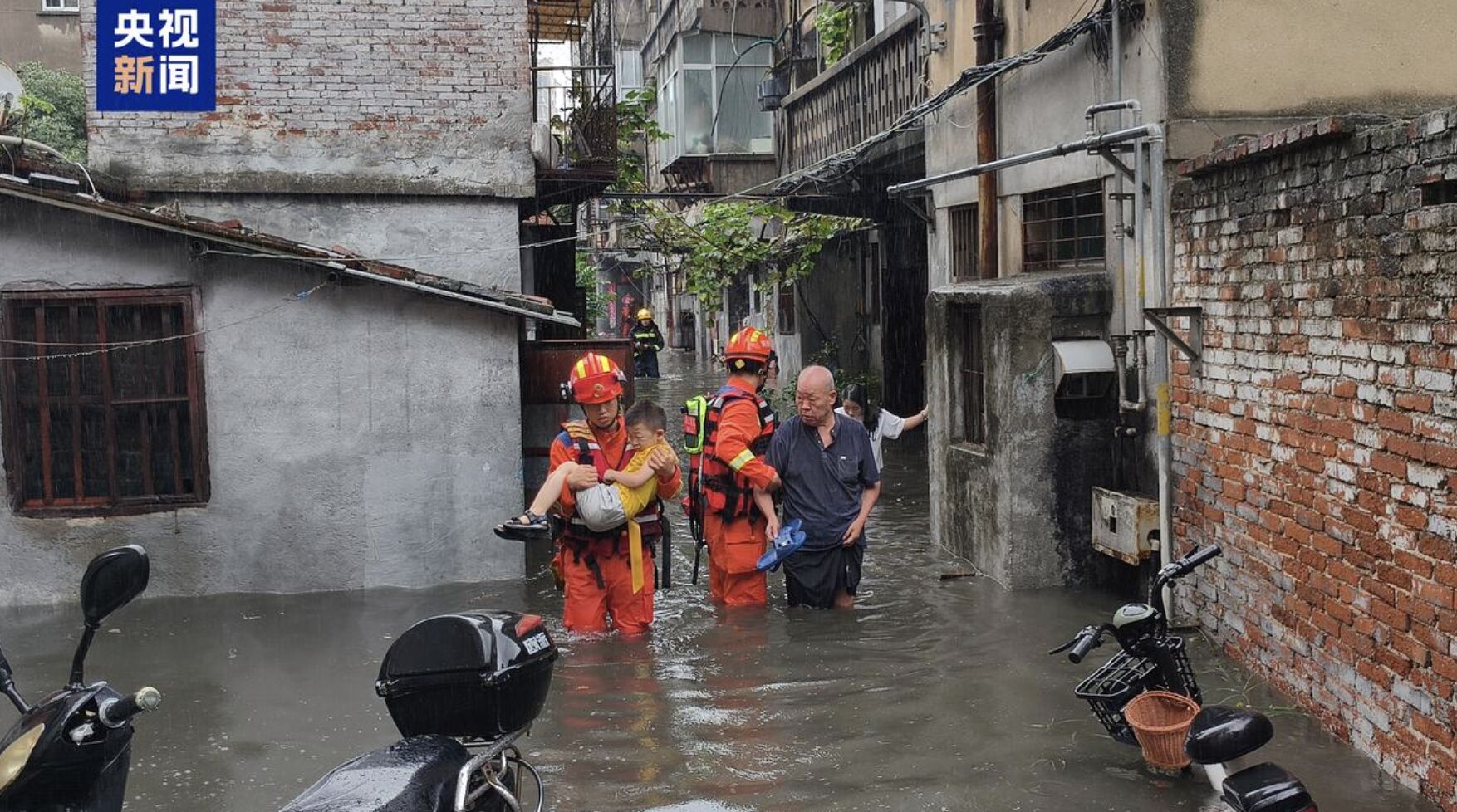 ▲白海豚夾帶的風雨侵襲湖北襄陽。（圖／翻攝央視新聞）