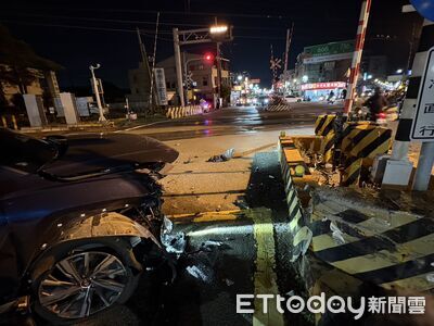 疑癲癇發作！台南轎車自撞安全島卡平交道　安全氣囊爆開父女送醫