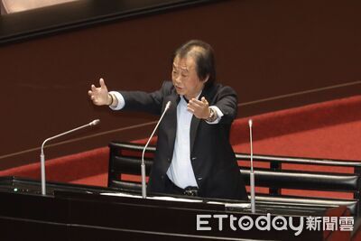 王世堅開會突遞說帖給總統 賴清德笑有禮貌:議會、中常會都送禮物