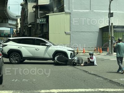 畫面曝光!高雄男開車左轉「未禮讓」 女騎士遭撞全身傷送醫
