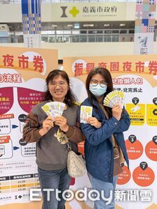 嘉義購物節42天狂吸3億 她豪刷1400萬霸氣抱走iPhone 17 Pro