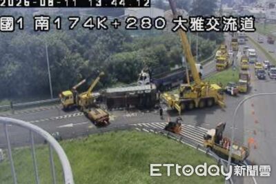 快訊/國1大雅交流道大貨車翻覆!大量土石傾洩...南下匝道封閉