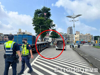 高雄女遭聯結車撞擊「捲入車底」　路旁吊車、堆高機救援搶命