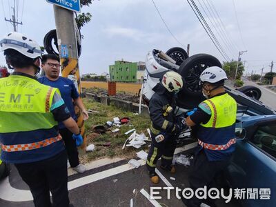 線西鄉巷口驚險對撞！四輪朝天翻肚　28歲男駕駛一度受困　