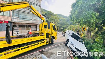 不熟山路過彎失控！轎車衝出「瑞雙公路」...卡邊坡驚險畫面曝