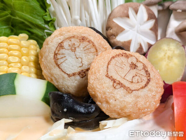 ▲王品「聚」、「和牛涮」聯名哆啦A夢　消費滿額抽可愛小吊飾。（圖／記者黃士原攝）