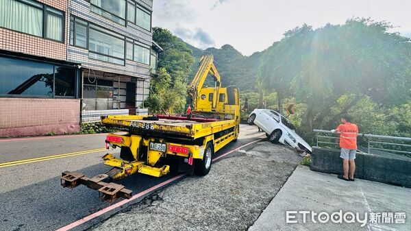 ▲不熟山路過彎失控！轎車衝出台102線卡邊坡。（圖／記者郭世賢翻攝）