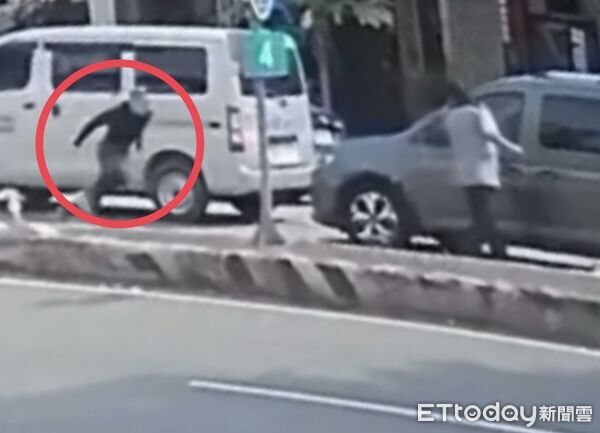 ▲▼持刀阿北被打死。(圖/記者許權毅翻攝)