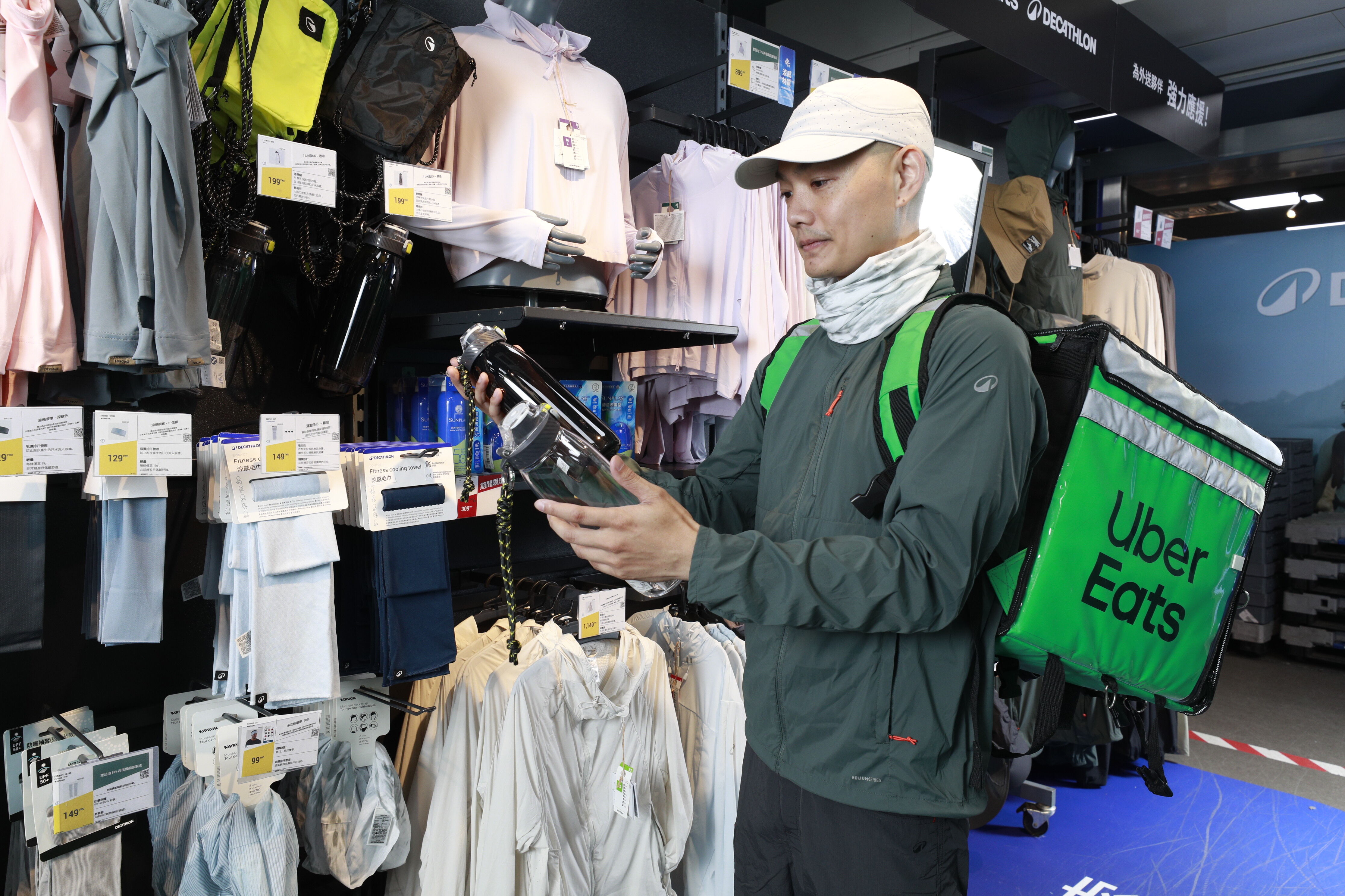 ▲▼迪卡儂攜手Uber Eats，協助全台約8萬名外送夥伴升級夏季騎行裝備。（圖／記者湯興漢攝）