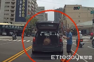 高雄離譜三寶！後車廂門沒關...乘客路中央下車幫忙駕駛竟開走