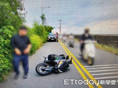 台南婦騎機車載水果沿路掉！　後車閃避不及騎士人車摔倒四肢擦挫傷
