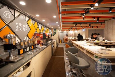 蛤蜊「偷吃」培根牛被抓包喊客訴！錢都道歉：同事一時嘴饞亂分寸