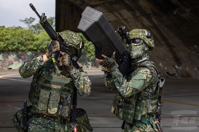 軟硬殺反制無人機偵蒐 手持干擾槍+防空火力阻斷攔截