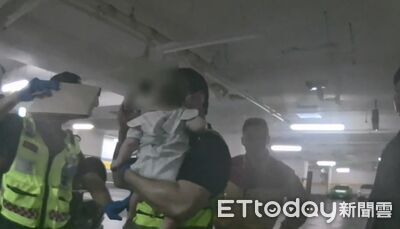 男嬰受困車內「淡定不哭」看大人救援　警消救出猛搧風：好乖喔