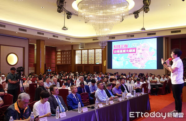 ▲台南建築界10大公協會共同舉辦「找回台南的光榮感」專題演講，吸引約700人到場關注城市發展。（記者林東良翻攝，下同）