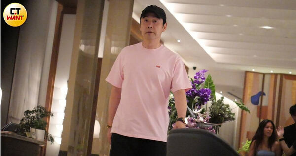香港男神在台灣1/鍾鎮濤帶190公分準洋女婿成焦點 范姜討抱被推開、夫妻下秒放閃超甜