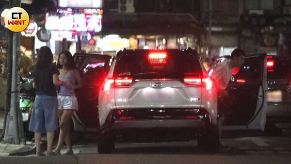 香港男神在台灣1/鍾鎮濤帶190公分準洋女婿成焦點 范姜討抱被推開、夫妻下秒放閃超甜
