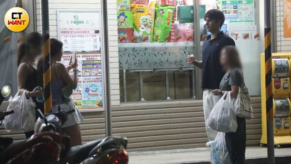 香港男神在台灣1/鍾鎮濤帶190公分準洋女婿成焦點 范姜討抱被推開、夫妻下秒放閃超甜