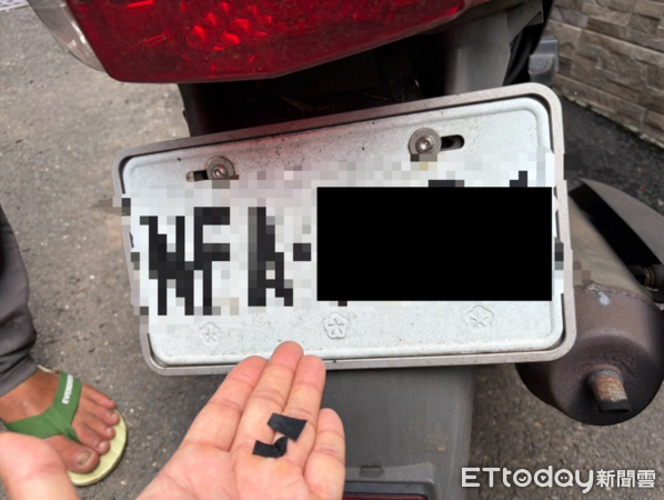 ▲▼淡水警逮捕遭通緝的陳姓偷車賊，意外破小型喪屍煙彈分裝場，陳男為躲避查緝，用膠帶變造機車車牌             。（圖／記者陳以昇翻攝）