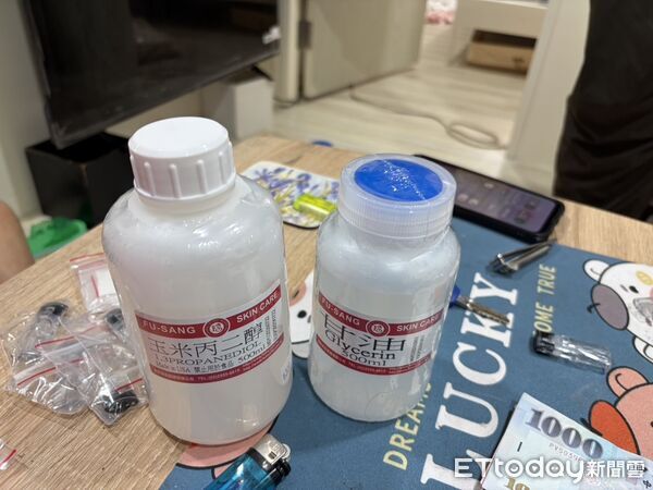 ▲▼淡水警逮捕遭通緝的陳姓偷車賊，意外破小型喪屍煙彈分裝場，陳男為躲避查緝，用膠帶變造機車車牌             。（圖／記者陳以昇翻攝）