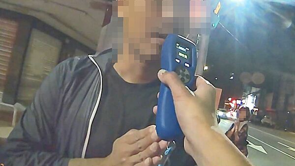 ▲桃園市呂姓男子昨晚喝了幾瓶啤酒為自己慶生，隨後騎車載媽媽外出，因違規遭攔查，因渾身酒味，員警實施酒測時卻不配合。（圖／桃園警分局提供） 