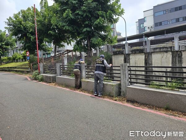 ▲一名民眾騎車行經溪流旁，停車後將垃圾直接丟入溪中，違規過程被行車紀錄器完整拍下。（記者林東良翻攝，下同）