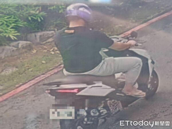 ▲一名民眾騎車行經溪流旁，停車後將垃圾直接丟入溪中，違規過程被行車紀錄器完整拍下。（記者林東良翻攝，下同）