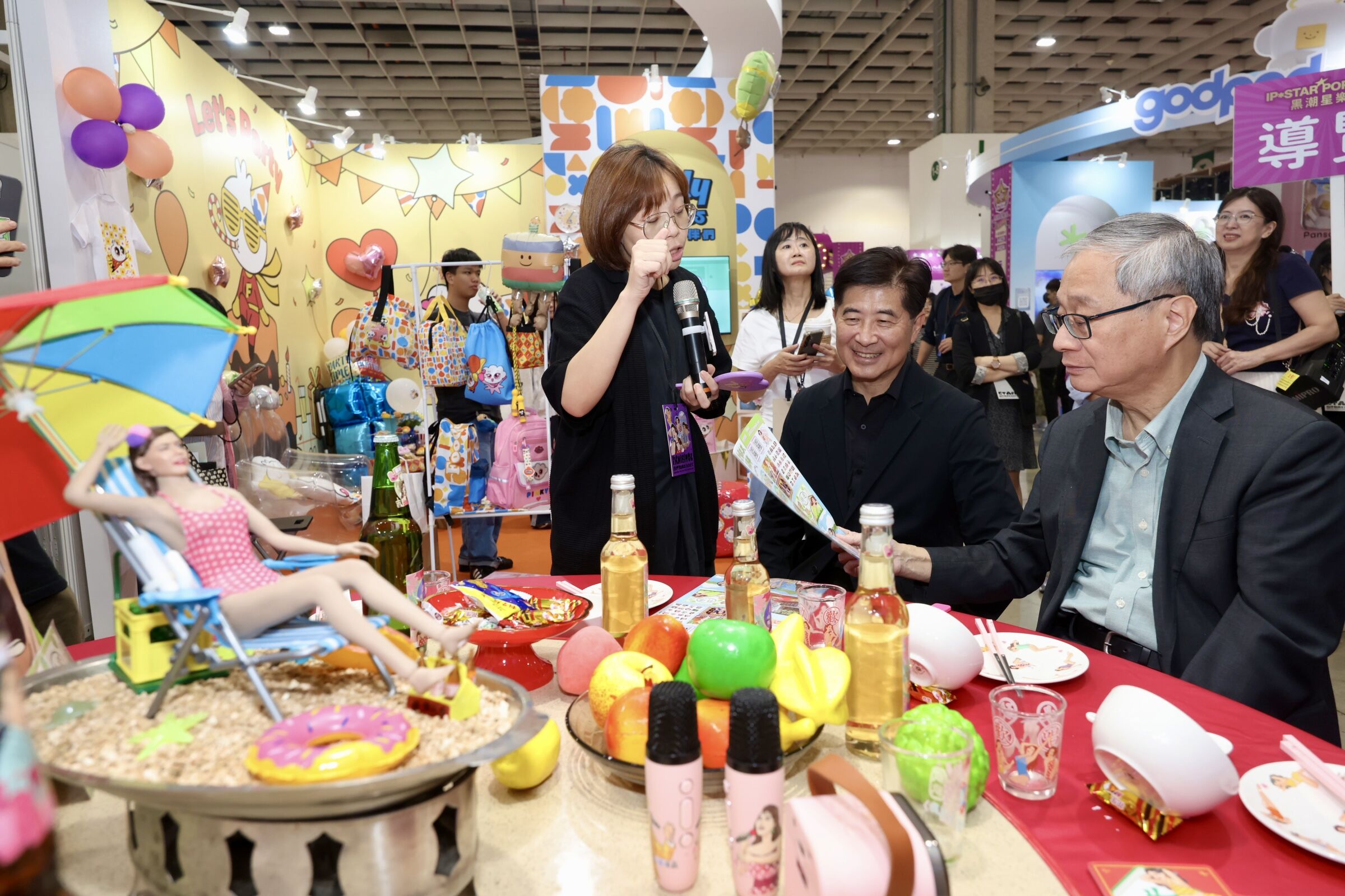 ▲▼文博會品牌商展，文化部長李遠參觀「黑潮星樂園」。（圖／文化部提供）