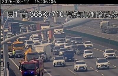 快訊/國1九如路段「3小1大車」連環撞!占用2道…後方回堵5K