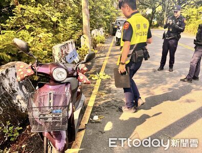 高雄驚悚車禍！女騎士自撞燈桿墜1樓高深溝慘死　現場畫面曝