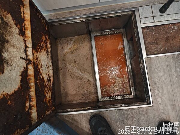 ▲▼ 後勁溪死魚又來了！環保局抓到「5餐廳」排黃濁油水　最重罰10萬。（圖／記者賴文萱翻攝）