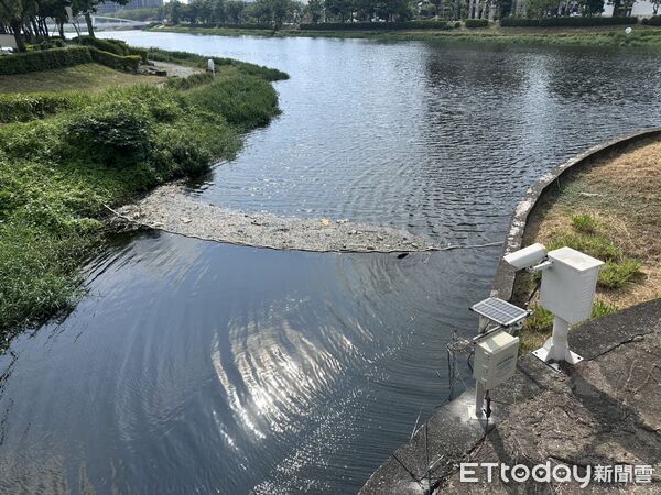 ▲▼ 後勁溪死魚又來了！環保局抓到「5餐廳」排黃濁油水　最重罰10萬。（圖／記者賴文萱翻攝）