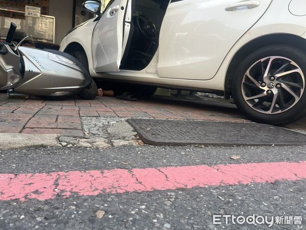 ▲台南安平老街附近12日下午發生車禍，1名50多歲男子遭自小客車壓住受困，消防人員全力搶救。（記者林東良翻攝，下同）