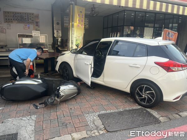▲台南安平老街附近12日下午發生車禍，1名50多歲男子遭自小客車壓住受困，消防人員全力搶救。（記者林東良翻攝，下同）