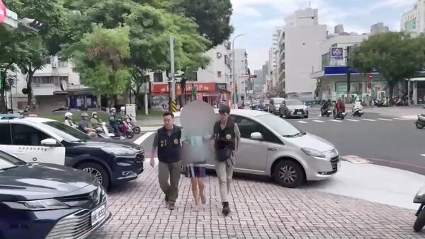 ▲▼台中一家房仲大門1個月內連續被撞2次。（圖／fatik.ve授權提供）